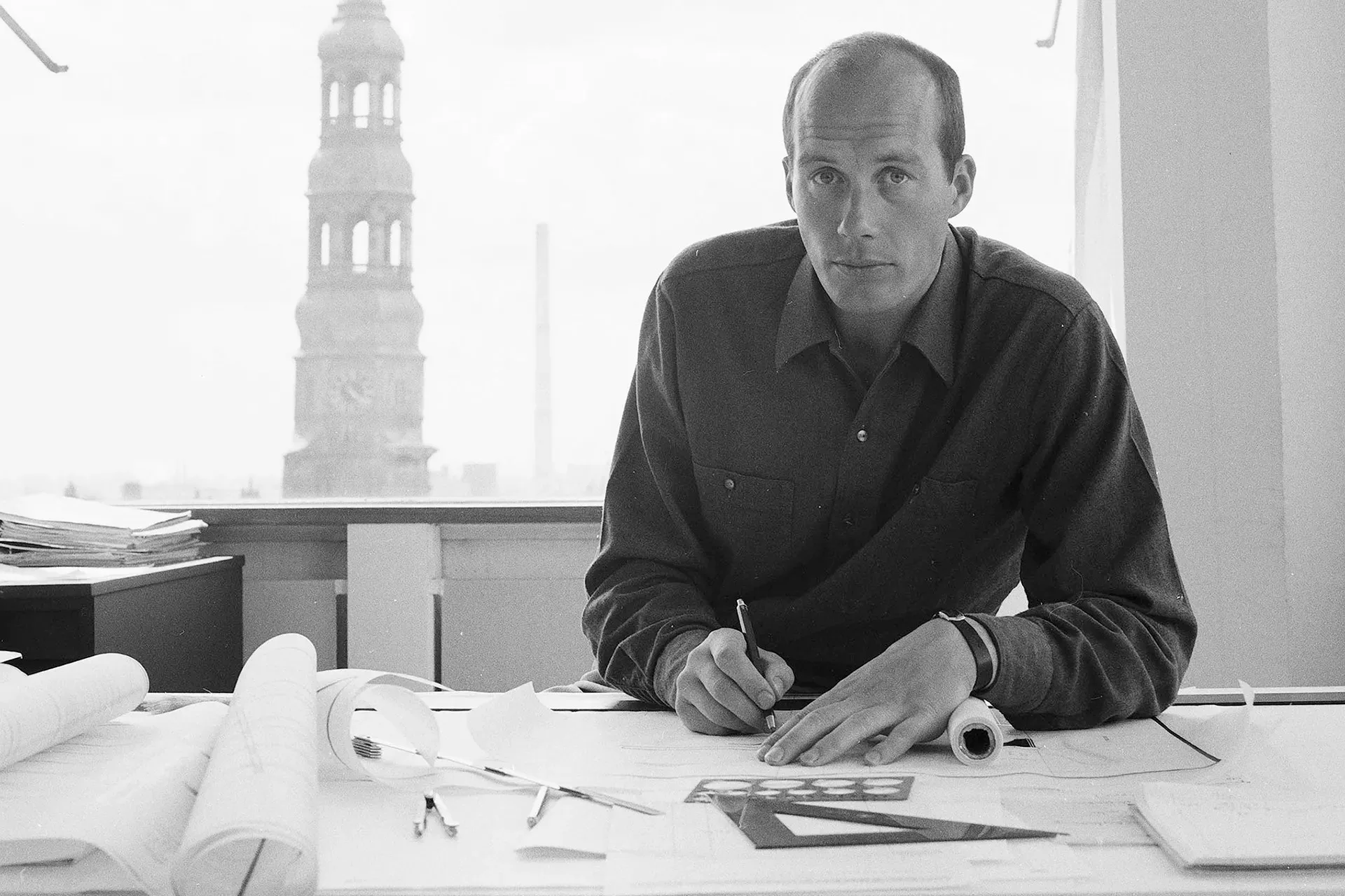 Designer Rolf Heide an seinem Zeichentisch in Hamburg.