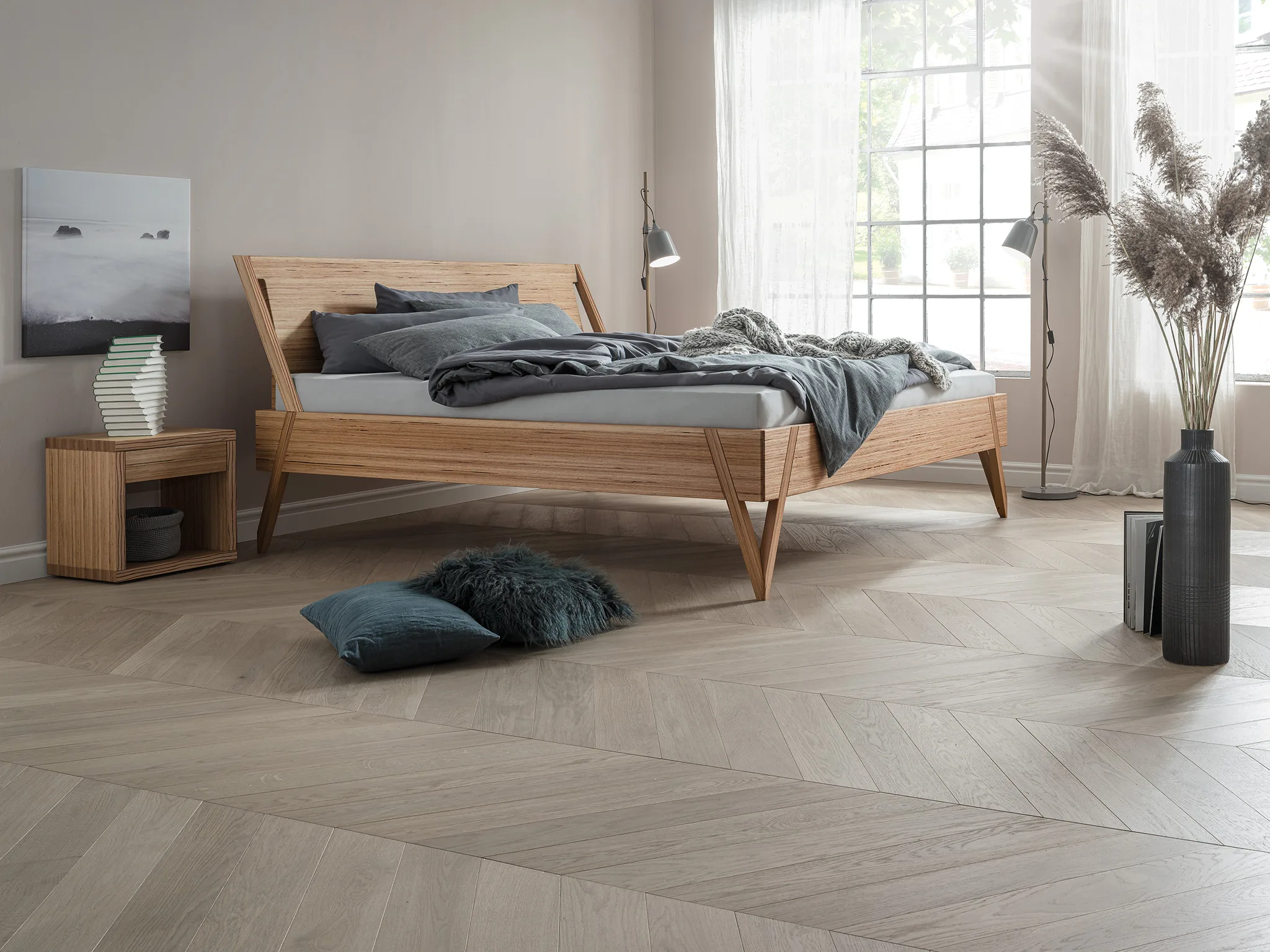 Abb. Ambiente Viva mit Rückenlehne und Nachtkonsole in Designbuche