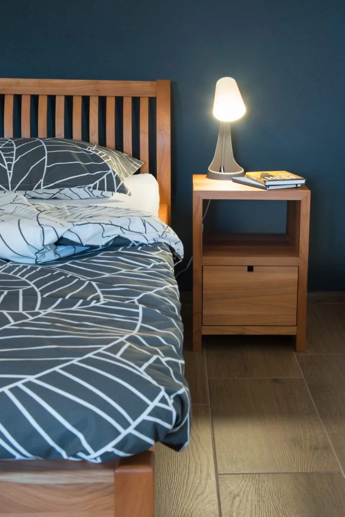 Rast Design Massivholzbett Botticelli Ambiente mit Nachttisch
